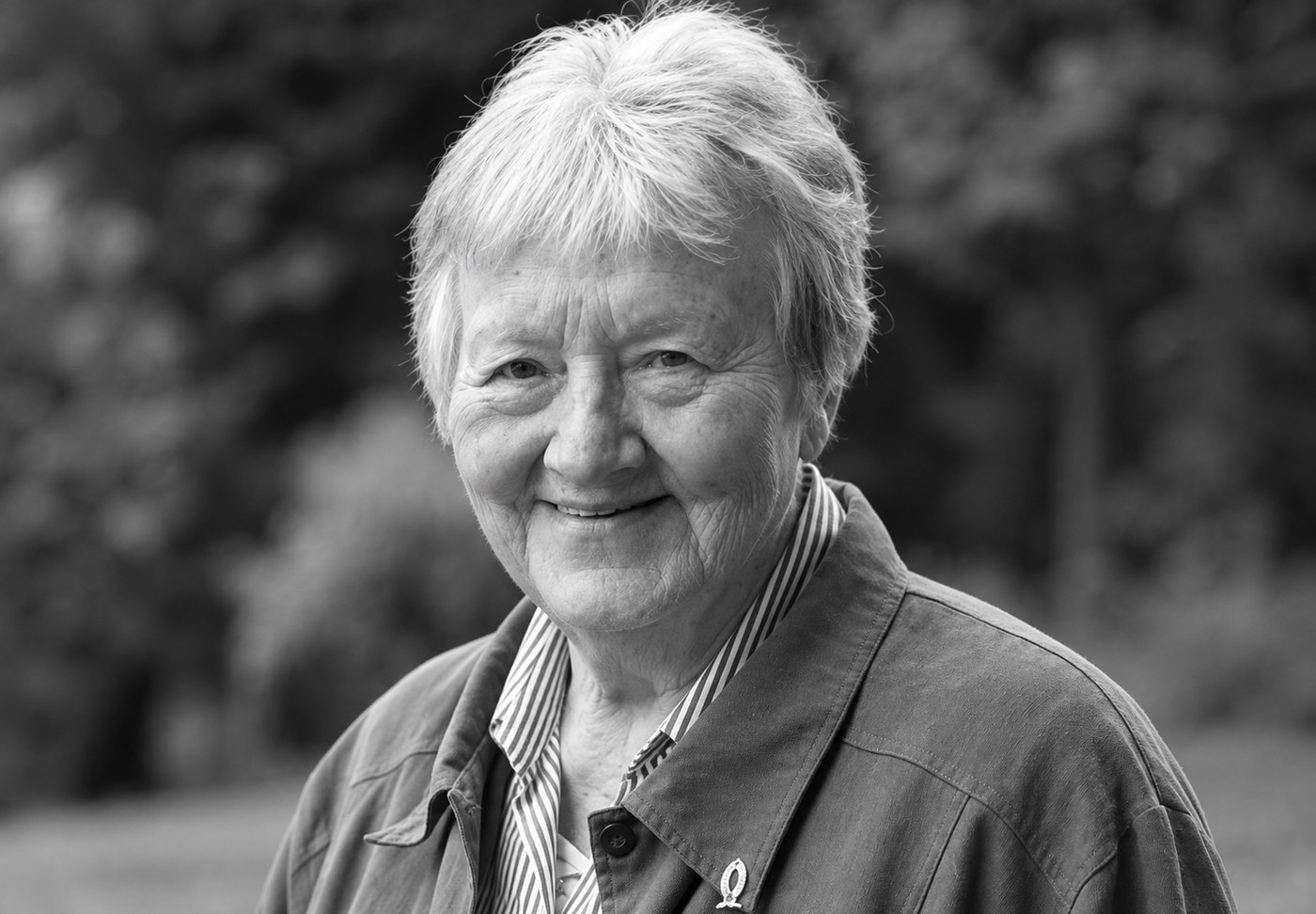Porträt von Hedwig Schüttken, lächelnd im Freien